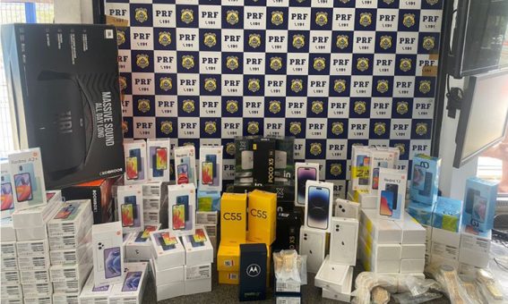 PRF apreende carga de celulares e eletrônicos durante abordagem a veículo de carga no interior da Bahia