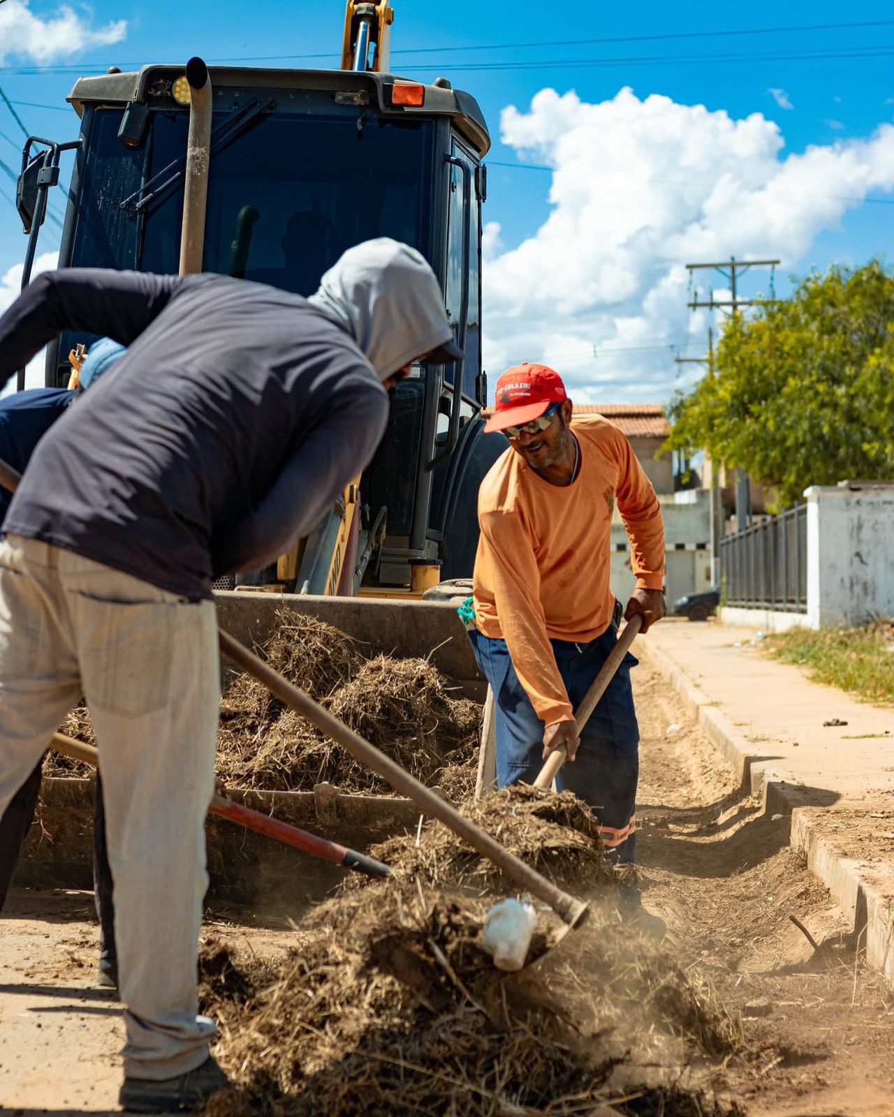 COM OBRAS ACONTECENDO, PREFEITURA DE JOÃO DOURADO INTENSIFICA TRABALHOS DE LIMPEZA DA CIDADE