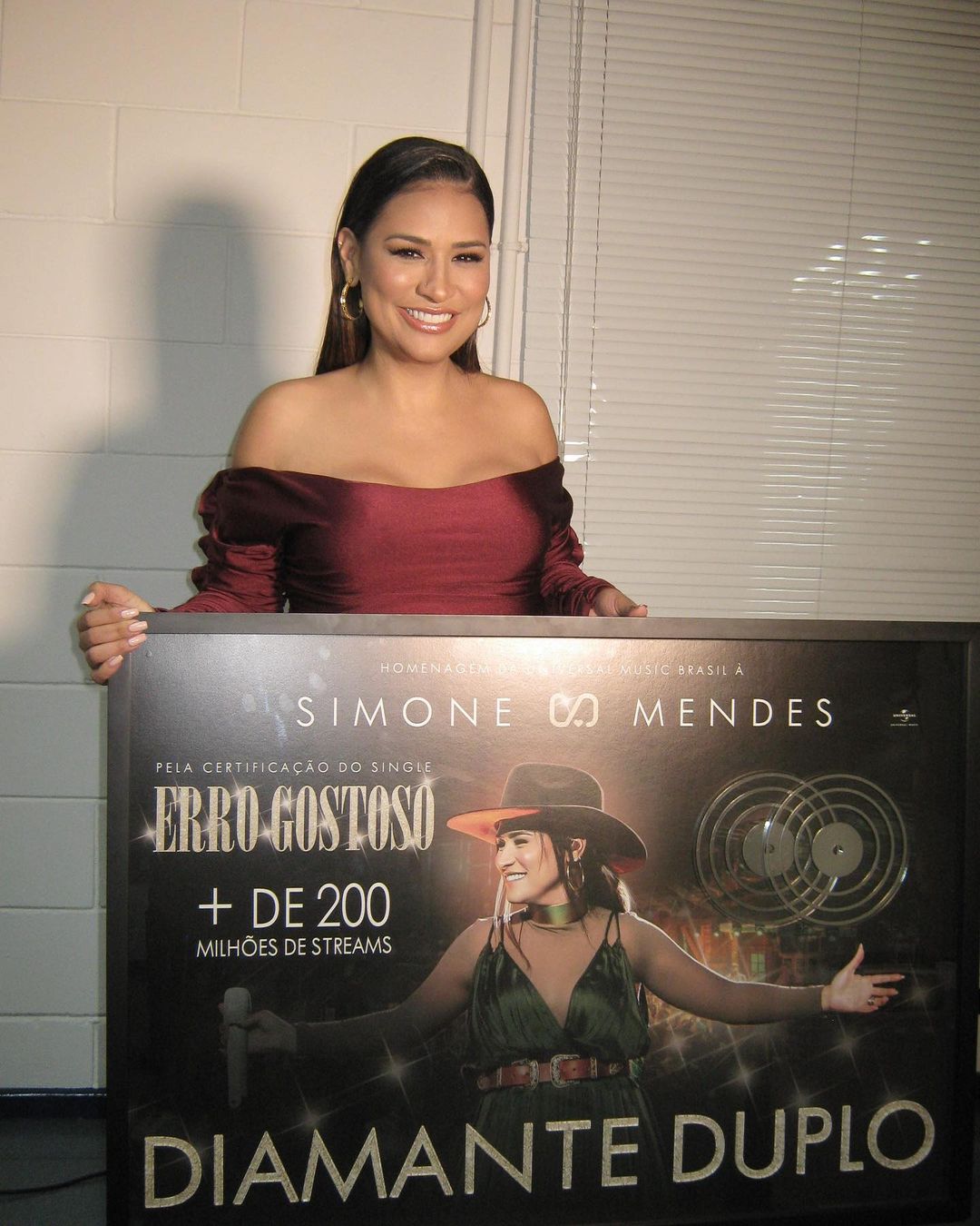 Simone Mendes é premiada com disco de diamante duplo pelo hit "Erro Gostoso